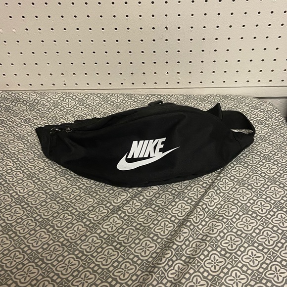 black fanny pack nike